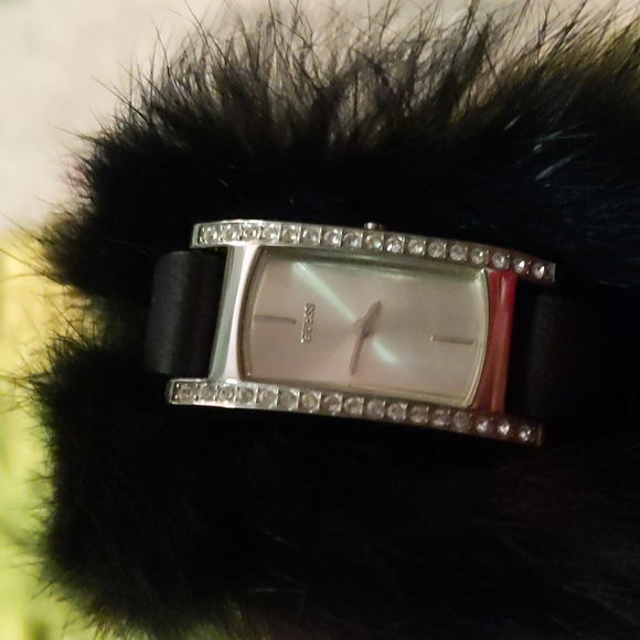 Vintage Y2K faux fur Guess watch with Swarovski crystals small - Picture 4 of 6